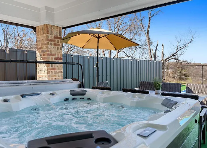 Pickleball Hottub Minigolf With Downtown Worth Views!