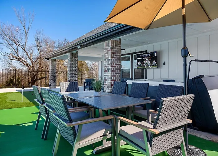 Pickleball Hottub Minigolf With Downtown Worth Views!
